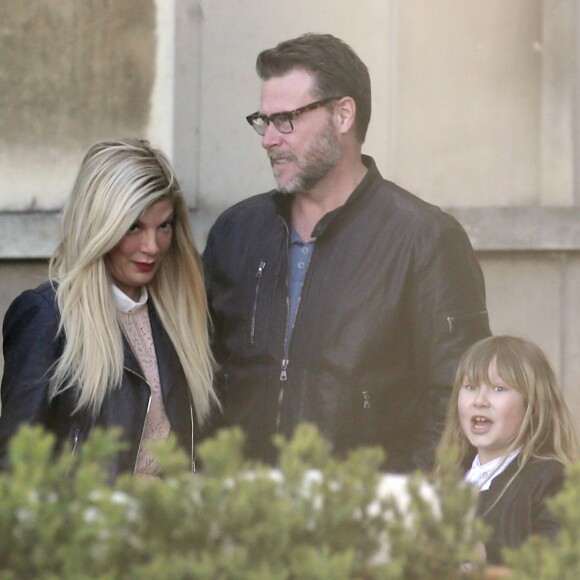 Semi-Exclusif - Tori Spelling, son mari Dean McDermott et leurs enfants Finn, Stella, Hattie et Liam sont allés chez Angelina rue de Rivoli puis se sont rendus au Café de L'homme à Paris, le 19 avril 2016.