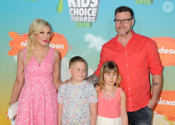 Tori Spelling, Dean McDermott et leurs enfants Liam Aaron et Stella Doreen à la soirée "Kids' Choice Awards" au Forum à Inglewood. Le 12 mars 2016