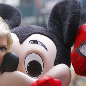 Tori Spelling se prend en photo avec Mickey et Spiderman dans les rues de New York le 10 mars 2016