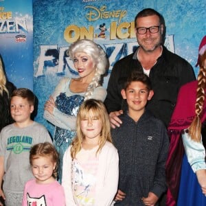 Finn McDermott, sa femme Tori Spelling et leurs enfants Liam McDermott, Dean McDermott, Hattie McDermott, Stella McDermott et guest lors de première de "Frozen" de Disney On Ice à Los Angeles, le 10 décembre 2015.