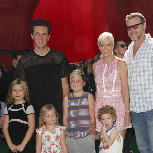 Jack Montgomery McDermott, Tori Spelling, Dean McDermott et leurs enfants Stella Doreen, Finn Davey, Hattie Margaret et Liam Aaron McDermott à la Première du film "Snoopy et les Peanuts" à Westwood. Le 1er novembre 2015