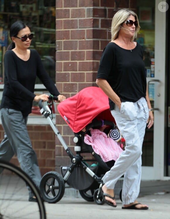 La veuve de James Gandolfini, Deborah Lin, et leur fille Liliana se promènent avec son ex-femme Marcy Gandolfini a New York, le 11 juillet 2013.