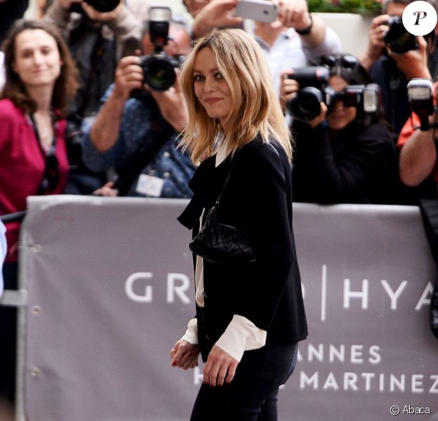 Vanessa Paradis au Martinez, porte une veste et un chemisier Chanel, un jean noir et des chaussures fuchsia. Cannes, le 10 mai 2016.