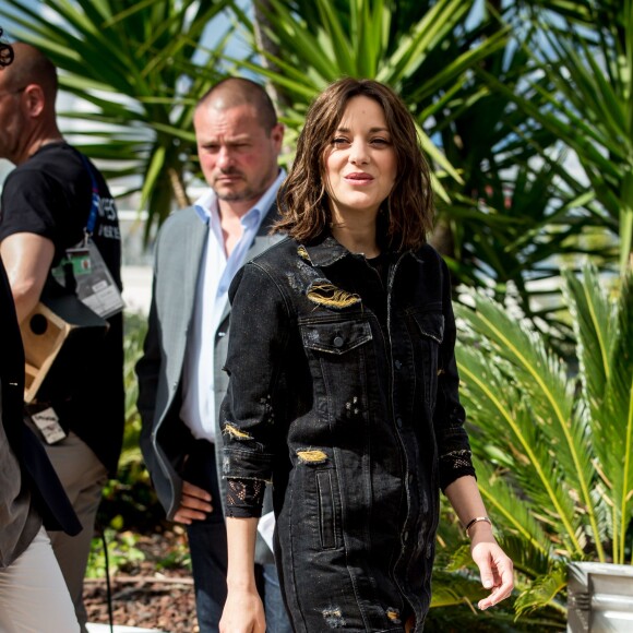 Marion Cotillard, habillée d'une robe en denim Filles à Papa (collection automne-hiver 2016) et de chaussures Mulberry (collection automne-hiver 2016) - Photocall du film "Mal de pierres" lors du 69ème Festival International du Film de Cannes. Le 15 mai 2016 © Borde-Moreau / Bestimage