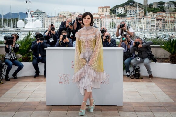 Soko, habillée d'une robe Chloé (collection automne-hiver 2016) - Photocall du film "La danseuse" lors du 69ème Festival International du Film de Cannes. Le 13 mai 2016 © Borde-Moreau / Bestimage