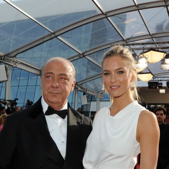 Fawaz Gruosi, Bar Refaeli (bijoux de Grisogono) - Montée des marches du film "La Tête Haute" pour l'ouverture du 68ème Festival du film de Cannes, le 13 mai 2015.