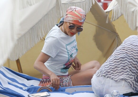 Jennifer Lopez passe la journée sur une plage à Miami avec une amie Le 06 mai 2016