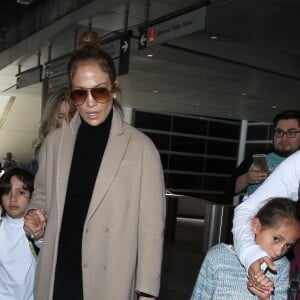 Jennifer Lopez arrive avec ses enfants Max et Emme à l'aéroport de Los Angeles, le 11 avril 2016