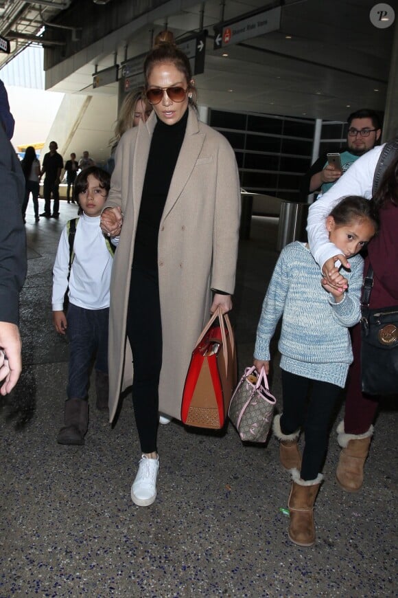 Jennifer Lopez arrive avec ses enfants Max et Emme à l'aéroport de Los Angeles, le 11 avril 2016