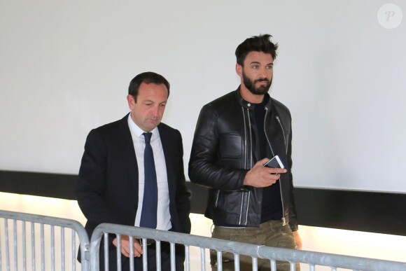 Thomas Vergara et son avocat au tribunal de Nanterre pendant les délibérés du procès de Nabilla Benattia le 19 mai 2016. 8 mois de prison ferme ont été requis contre Nabilla Benattia. La jeune femme est accusée d'avoir poignardé son compagnon Thomas Vergara à la suite d'une dispute et risque jusqu'à 7 ans de prison. 19/05/2016 - Nanterre