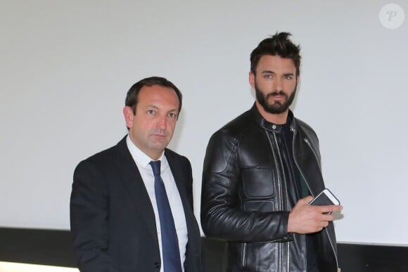 Thomas Vergara et son avocat au tribunal de Nanterre pendant les délibérés du procès de Nabilla Benattia le 19 mai 2016. 8 mois de prison ferme ont été requis contre Nabilla Benattia. La jeune femme est accusée d'avoir poignardé son compagnon Thomas Vergara à la suite d'une dispute et risque jusqu'à 7 ans de prison. 19/05/2016 - Nanterre