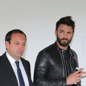 Thomas Vergara et son avocat au tribunal de Nanterre pendant les délibérés du procès de Nabilla Benattia le 19 mai 2016. 8 mois de prison ferme ont été requis contre Nabilla Benattia. La jeune femme est accusée d'avoir poignardé son compagnon Thomas Vergara à la suite d'une dispute et risque jusqu'à 7 ans de prison. 19/05/2016 - Nanterre