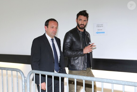 Thomas Vergara et son avocat au tribunal de Nanterre pendant les délibérés du procès de Nabilla Benattia le 19 mai 2016. 8 mois de prison ferme ont été requis contre Nabilla Benattia. La jeune femme est accusée d'avoir poignardé son compagnon Thomas Vergara à la suite d'une dispute et risque jusqu'à 7 ans de prison. 19/05/2016 - Nanterre