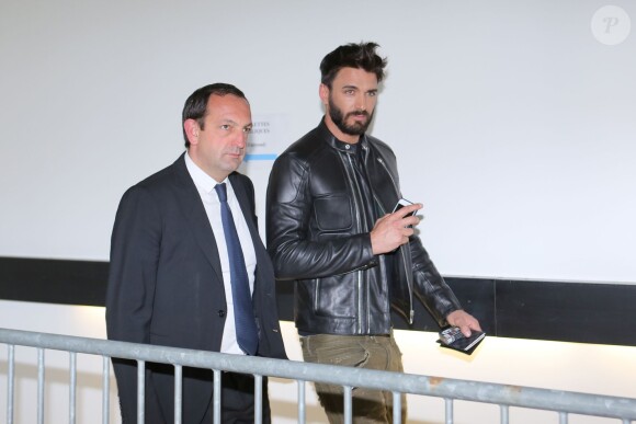 Thomas Vergara et son avocat au tribunal de Nanterre pendant les délibérés du procès de Nabilla Benattia le 19 mai 2016. 8 mois de prison ferme ont été requis contre Nabilla Benattia. La jeune femme est accusée d'avoir poignardé son compagnon Thomas Vergara à la suite d'une dispute et risque jusqu'à 7 ans de prison. 19/05/2016 - Nanterre