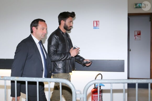 Thomas Vergara et son avocat au tribunal de Nanterre pendant les délibérés du procès de Nabilla Benattia le 19 mai 2016. 8 mois de prison ferme ont été requis contre Nabilla Benattia. La jeune femme est accusée d'avoir poignardé son compagnon Thomas Vergara à la suite d'une dispute et risque jusqu'à 7 ans de prison. 19/05/2016 - Nanterre