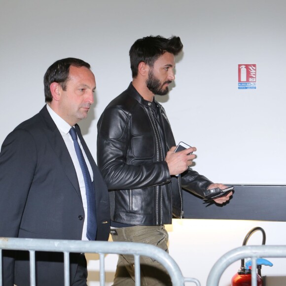 Thomas Vergara et son avocat au tribunal de Nanterre pendant les délibérés du procès de Nabilla Benattia le 19 mai 2016. 8 mois de prison ferme ont été requis contre Nabilla Benattia. La jeune femme est accusée d'avoir poignardé son compagnon Thomas Vergara à la suite d'une dispute et risque jusqu'à 7 ans de prison. 19/05/2016 - Nanterre