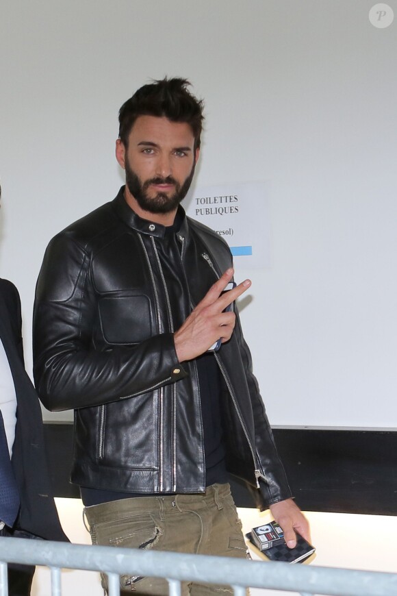 Thomas Vergara et son avocat au tribunal de Nanterre pendant les délibérés du procès de Nabilla Benattia le 19 mai 2016. 8 mois de prison ferme ont été requis contre Nabilla Benattia. La jeune femme est accusée d'avoir poignardé son compagnon Thomas Vergara à la suite d'une dispute et risque jusqu'à 7 ans de prison. 19/05/2016 - Nanterre