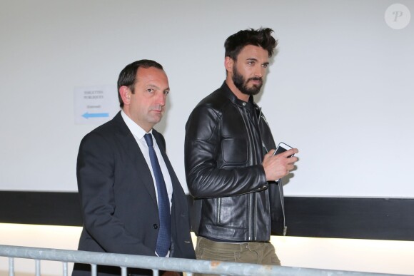 Thomas Vergara et son avocat au tribunal de Nanterre pendant les délibérés du procès de Nabilla Benattia le 19 mai 2016. 8 mois de prison ferme ont été requis contre Nabilla Benattia. La jeune femme est accusée d'avoir poignardé son compagnon Thomas Vergara à la suite d'une dispute et risque jusqu'à 7 ans de prison. 19/05/2016 - Nanterre