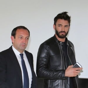 Thomas Vergara et son avocat au tribunal de Nanterre pendant les délibérés du procès de Nabilla Benattia le 19 mai 2016. 8 mois de prison ferme ont été requis contre Nabilla Benattia. La jeune femme est accusée d'avoir poignardé son compagnon Thomas Vergara à la suite d'une dispute et risque jusqu'à 7 ans de prison. 19/05/2016 - Nanterre