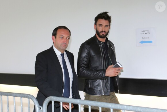 Thomas Vergara et son avocat au tribunal de Nanterre pendant les délibérés du procès de Nabilla Benattia le 19 mai 2016. 8 mois de prison ferme ont été requis contre Nabilla Benattia. La jeune femme est accusée d'avoir poignardé son compagnon Thomas Vergara à la suite d'une dispute et risque jusqu'à 7 ans de prison. 19/05/2016 - Nanterre