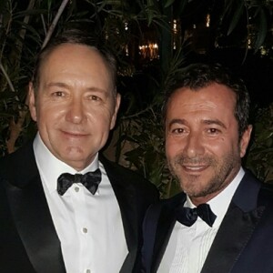Bernard Montiel et Kevin Spacey lors de la 23e édition du Gala de l'amfAR "Cinéma contre Sida" à l'hôtel de l'Eden Roc au Cap d'Antibes, le 19 mai 2016, lors du 69 ème Festival International du Film de Cannes.
