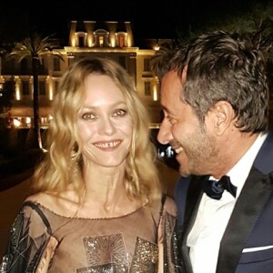 Vanessa Paradis et Bernard Montiel lors de la 23e édition du Gala de l'amfAR "Cinéma contre Sida" à l'hôtel de l'Eden Roc au Cap d'Antibes, le 19 mai 2016, lors du 69 ème Festival International du Film de Cannes.