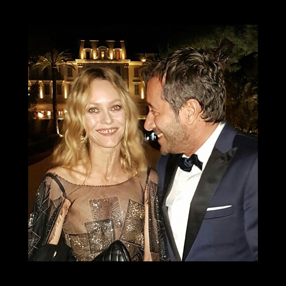Vanessa Paradis et Bernard Montiel lors de la 23e édition du Gala de l'amfAR "Cinéma contre Sida" à l'hôtel de l'Eden Roc au Cap d'Antibes, le 19 mai 2016, lors du 69 ème Festival International du Film de Cannes.