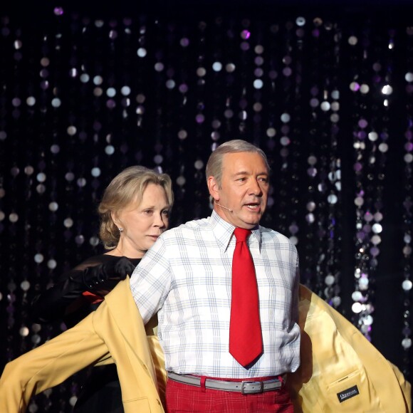 Faye Dunaway et Kevin Spacey - Soirée "23th edition of AmfAR's Cinema Against AIDS" Gala à l'hôtel de l'Eden Roc au Cap d'Antibes, le 19 mai 2016, lors du 69 ème Festival International du Film de Cannes. © Dominique Jacovides/Bestimage