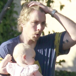 Kristen Bell et Dax Shepard avec leur fille Lincoln vont à une fete d' anniversaire à Los Angeles Le 25 Janvier 2014