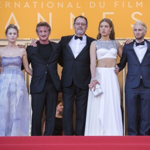 Zubin Cooper, Dylan Peann, son père Sean Penn, Jean Reno, Adèle Exarchopoulos, Hopper Jack Penn (fils de Sean Penn), Charlize Theron (bijoux Cartier) - Montée des marches du film "The Last Face" lors du 69ème Festival International du Film de Cannes. Le 20 mai 2016. © Olivier Borde-Cyril Moreau/Bestimage