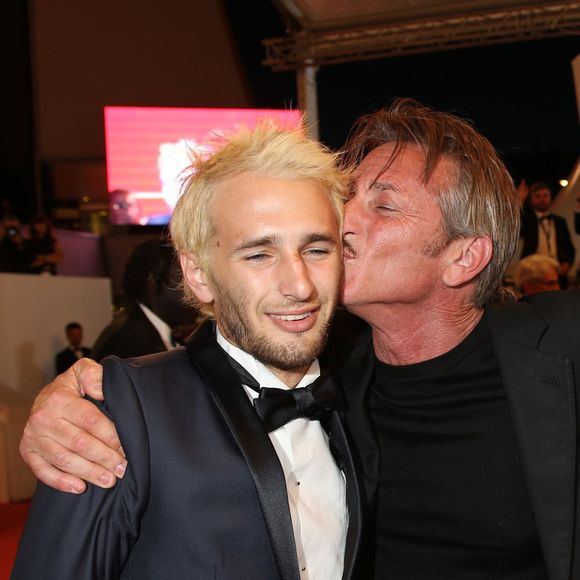 Sean Penn et Hopper Jack Penn - Descente des marches du film "The Last Face" lors du 69ème Festival International du Film de Cannes. Le 20 mai 2016. © Olivier Borde-Cyril Moreau/Bestimage