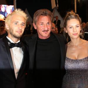 Sean Penn et ses enfants Hopper Jack Penn et Dylan Penn - Descente des marches du film "The Last Face" lors du 69ème Festival International du Film de Cannes. Le 20 mai 2016. © Olivier Borde-Cyril Moreau/Bestimage