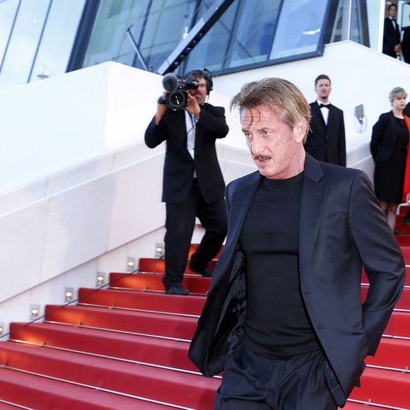 Sean Penn redescend en courant pour aller chercher sa fille - Montée des marches du film "The Last Face" lors du 69ème Festival International du Film de Cannes. Le 20 mai 2016. © Olivier Borde-Cyril Moreau/Bestimage