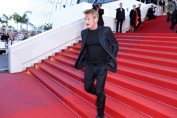 Sean Penn redescend en courant pour aller chercher sa fille - Montée des marches du film "The Last Face" lors du 69ème Festival International du Film de Cannes. Le 20 mai 2016. © Olivier Borde-Cyril Moreau/Bestimage
