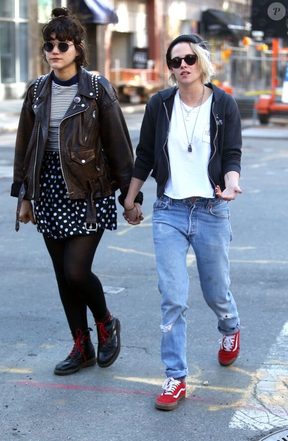 Kristen Stewart, les cheveux blond, se promène main dans la main avec sa petite amie Soko dans les rues de New York, le 12 avril 2016