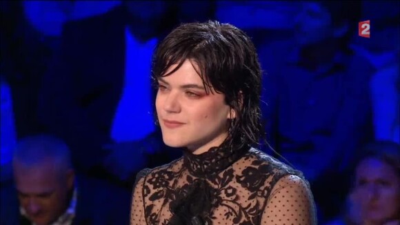 Soko face à la question "Kristen Stewart" dans On n'est pas couché, le 21 mai 2016 sur France 2. Une émission enregistrée à Cannes.