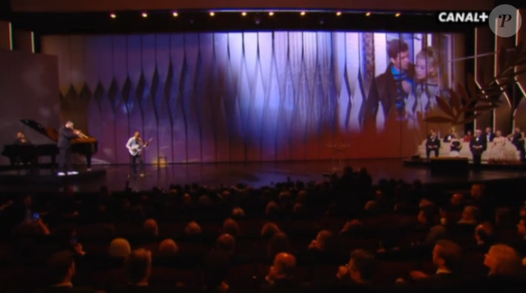 Ibrahim Maalouf joue sur scène et rend hommage au cinéma.