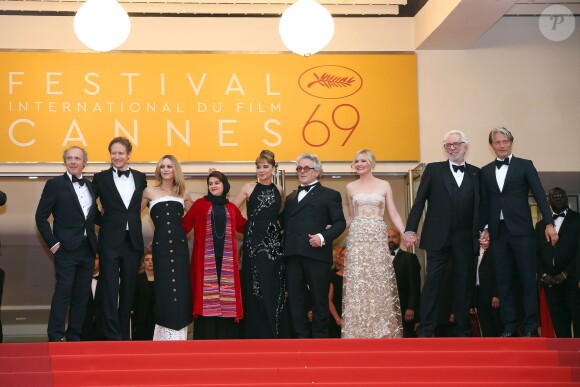 Arnaud Desplechin, Vanessa Paradis, Katayoon Shahabi, Valeria Golino, George Miller, Kirsten Dunst, Donald Sutherland, Mads Mikkelsen - Montée des marches de la cérémonie de clôture du 69ème Festival International du Film de Cannes. Le 22 mai 2016. © Olivier Borde-Cyril Moreau/Bestimage