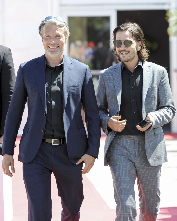 Mads Mikkelsen et Diego Luna à l'Agora pendant le 69ème festival international du film de Cannes le 21 mai 2016. © Pierre Perusseau / Bestimage