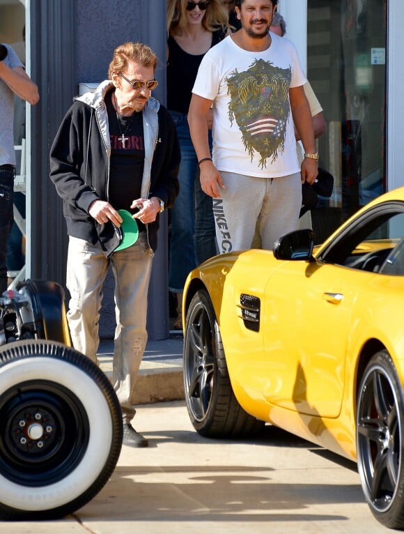 Johnny Hallyday conduit sa nouvelle Mercedes AMG GT à Los Angeles le 17 mai 2016.