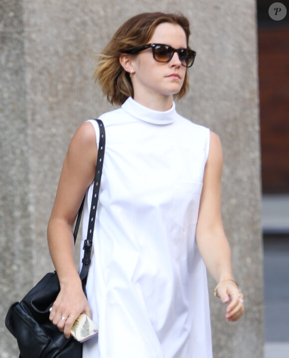 Exclusif - Emma Watson fait du shopping à New York, le 23 avril 2016.