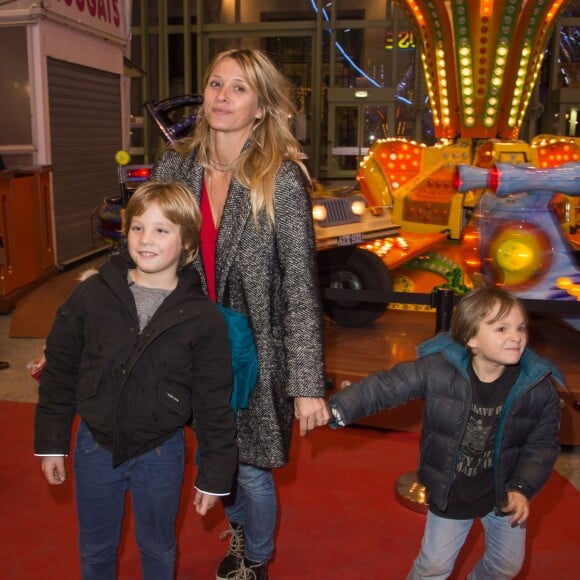 Sarah Lavoine avec ses enfants Milo et Roman - Inauguration de la 3ème édition "Jours de Fêtes" au Grand Palais à Paris le 17 décembre 2015. Jours de fêtes, la fameuse fête foraine au cœur de la Nef du Grand Palais est de retour à Paris du 18 décembre 2015 au 3 janvier 2016.17/12/2015 - Paris