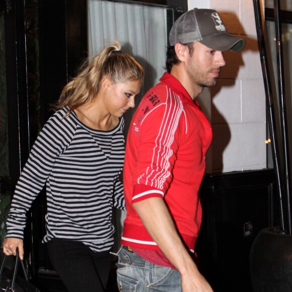 Enrique Iglesias et Anna Kournikova quittant un restaurant à Miami le 26 janvier 2012