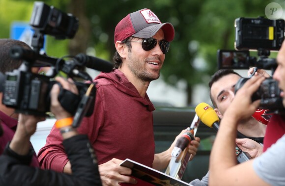 Enrique Iglesias est accueilli par ses fans à son arrivée à l'aéroport de Zagreb en Croatie, et se voit offrir des cadeaux pour son 41ème anniversaire. Le 8 mai 2016