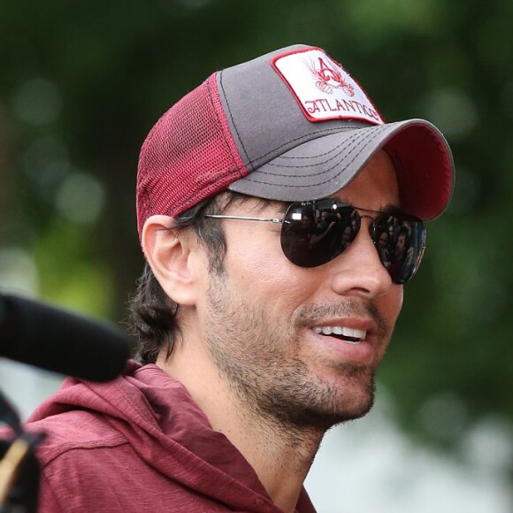 Enrique Iglesias est accueilli par ses fans à son arrivée à l'aéroport de Zagreb en Croatie, et se voit offrir des cadeaux pour son 41ème anniversaire. Le 8 mai 2016