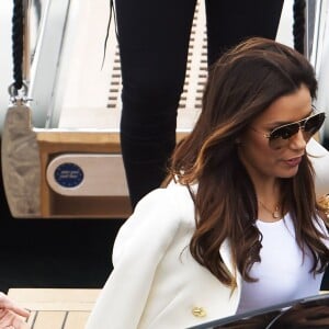 Eva Longoria quitte un yacht lors du 69e Festival International du Film de Cannes, le 13 mai 2016.