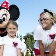 Jamie Lynn Spears, son mari Jamie Watson et sa fille Maddie posent avec Minnie devant le château de Cendrillon à Disney à Lake Buena Vista, le 14 août 2014.  Actress and country music artist Jamie Lynn Spears poses with her husband, Jamie Watson, her six-year-old daughter Maddie and Minnie Mouse in front of Cinderella Castle at the Magic Kingdom park August 14, 2014 in Lake Buena Vista, Florida.14/08/2014 - Lake Buena Vista
