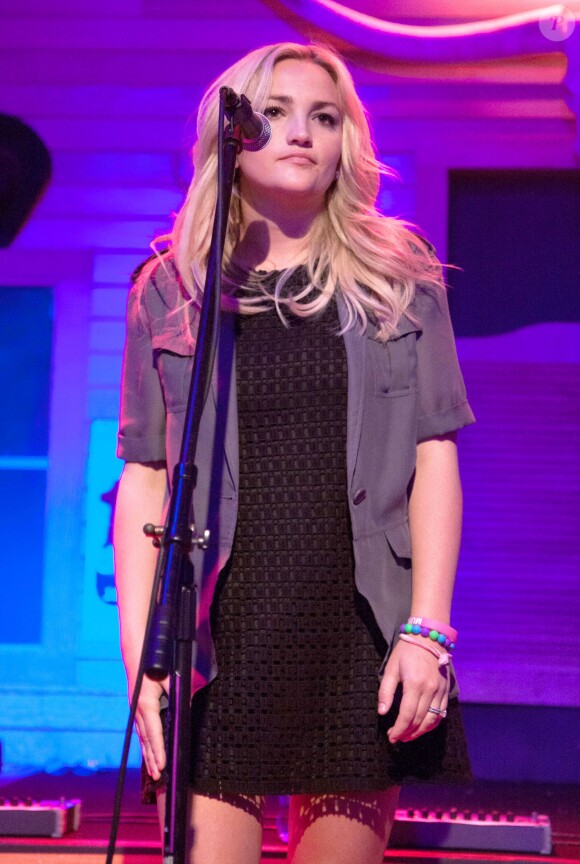 Jamie Lynn Spears donne un concert au Gilley's Saloon, à l'hôtel Treasure Island à Las Vegas, le 15 juillet 2014.