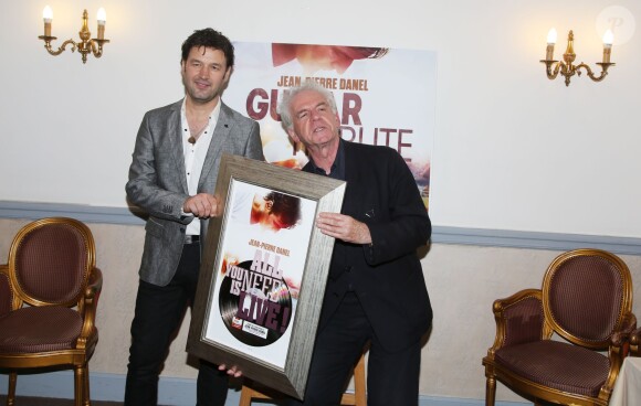 Jean-Pierre Danel et Jacky - Remise du disque de platine à Jean-Pierre Danel pour plus de 15 000 DVD de "Guitar Tribute" vendus en France, à l'hôtel Balzac à Paris, le 25 mai 2016. © Denis Guignebourg/Bestimage