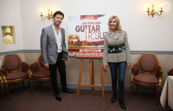 Jean-Pierre Danel et Fabienne Amiach - Remise du disque de platine à Jean-Pierre Danel pour plus de 15 000 DVD de "Guitar Tribute" vendus en France, à l'hôtel Balzac à Paris, le 25 mai 2016. © Denis Guignebourg/Bestimage